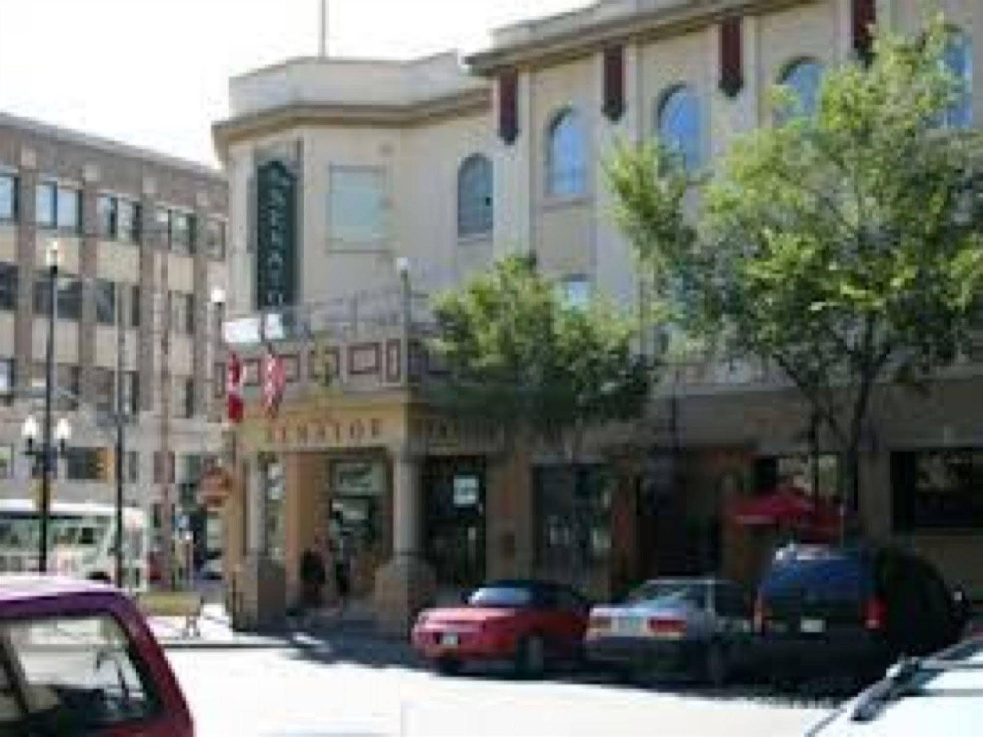 ססקאטון Hotel Senator מראה חיצוני תמונה