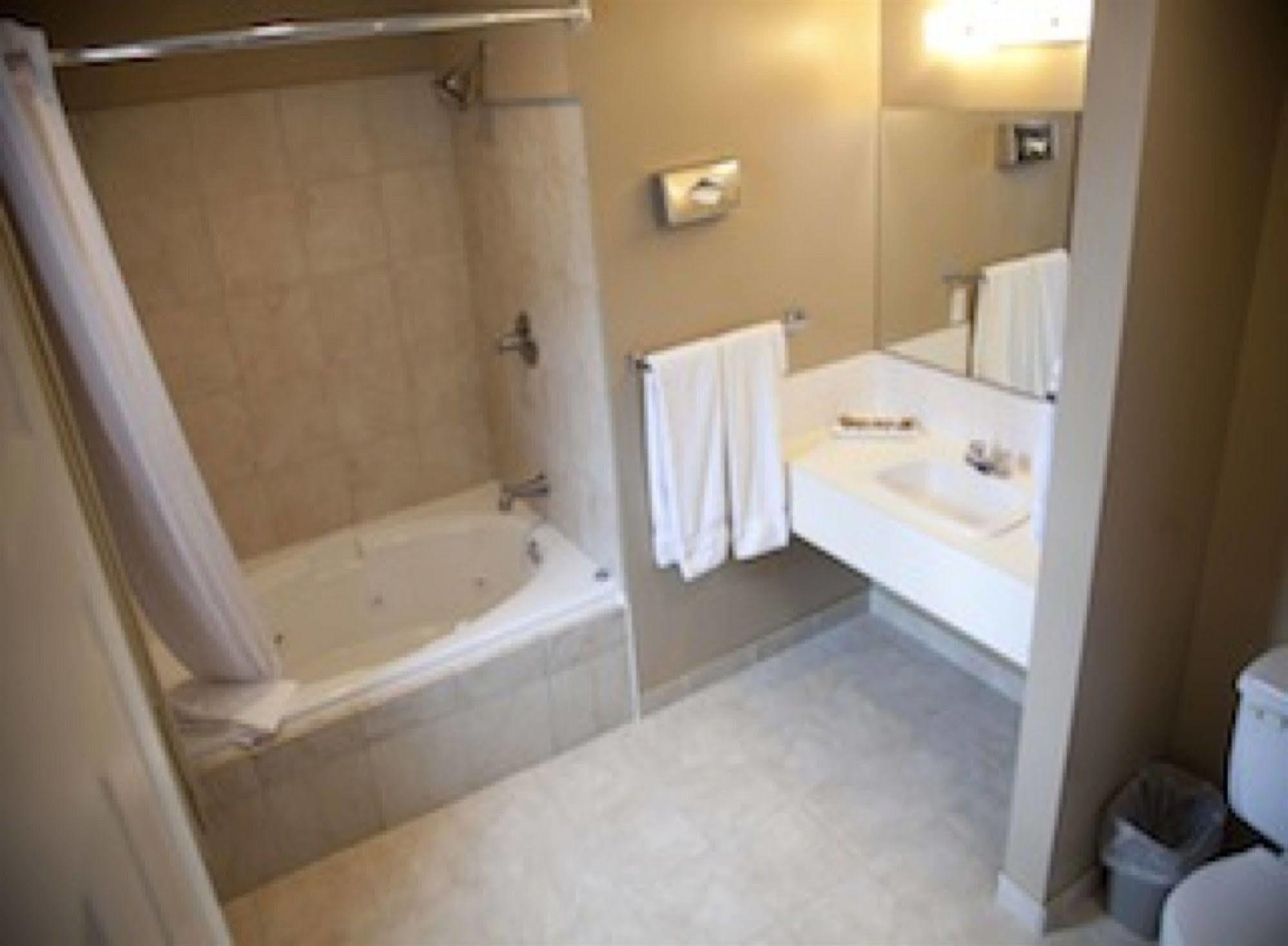 ססקאטון Hotel Senator מראה חיצוני תמונה